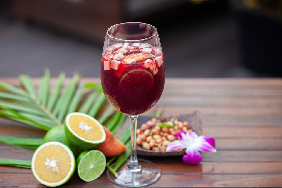 Un verre de sangria rouge.