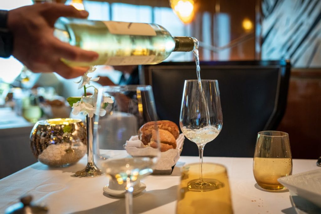 Vin blanc versé dans un verre à vin.