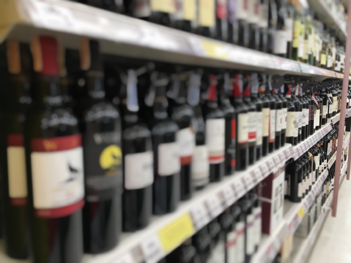 Une tablette de plusieurs sortes de vins dans un magasin