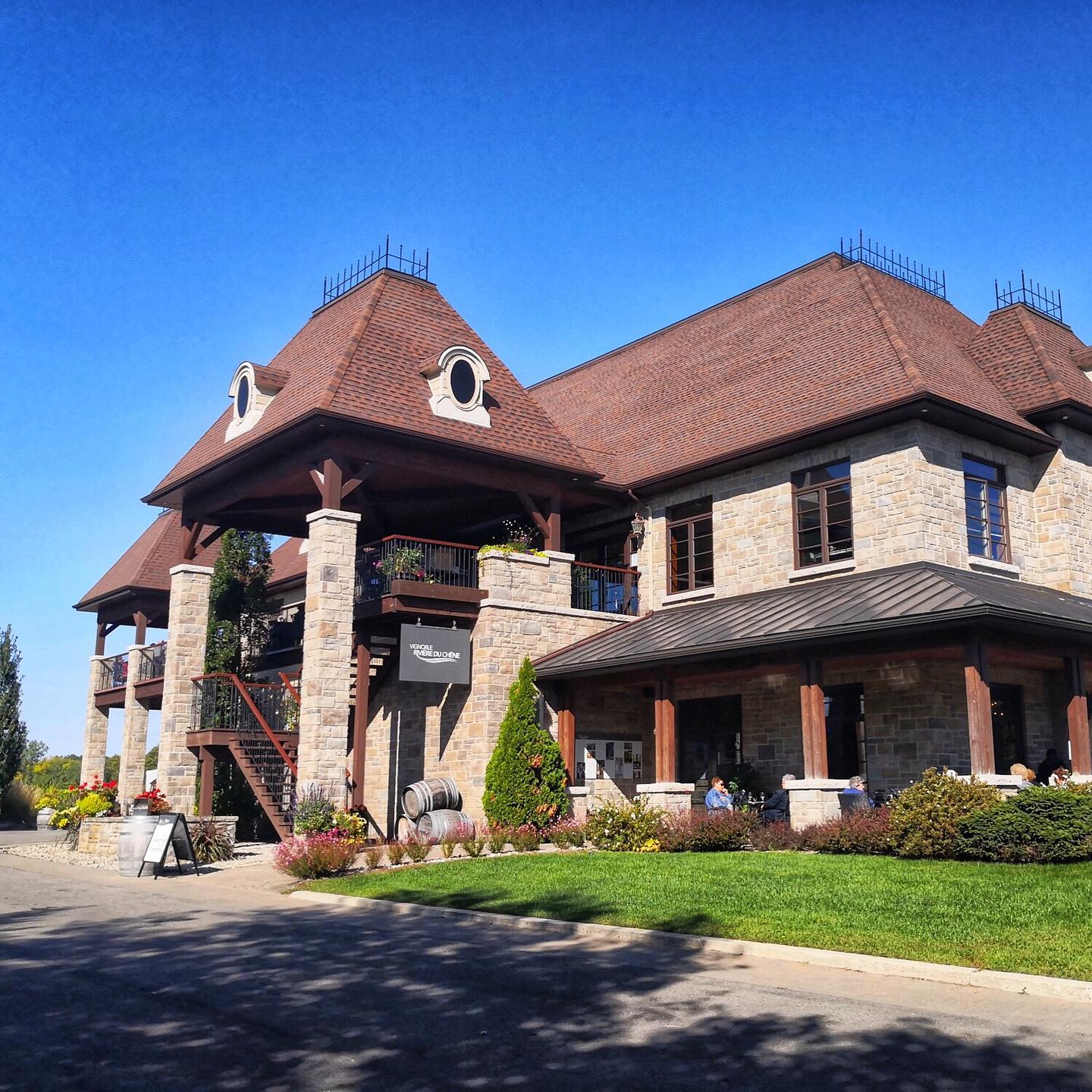 Rivière-du-Chêne vineyard main building