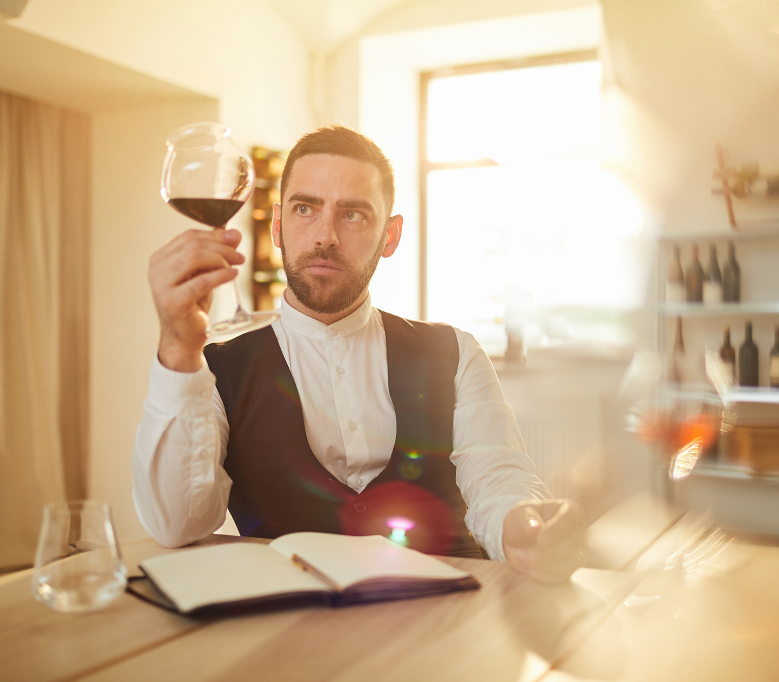 Dégustation de vin avec carnet et soleil