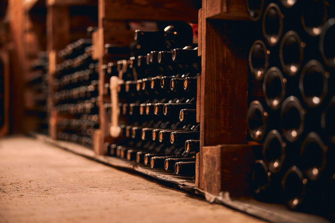 Caisses de bouteilles de vin posée au sol