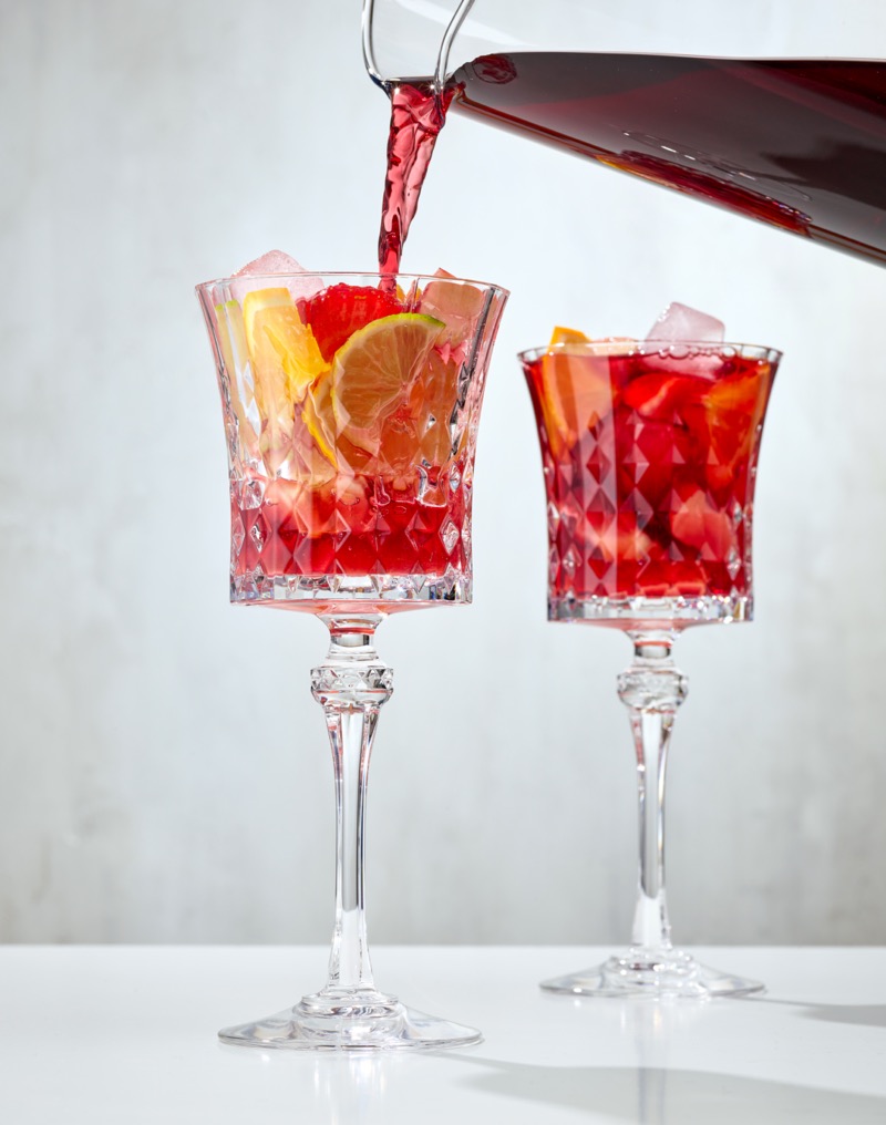 Vin versé dans un verre de fruits coupés.