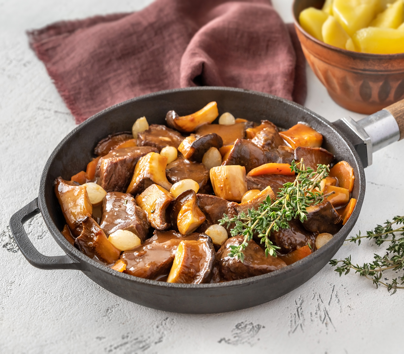 Vue d'une casserole d'un boeuf bourguignon