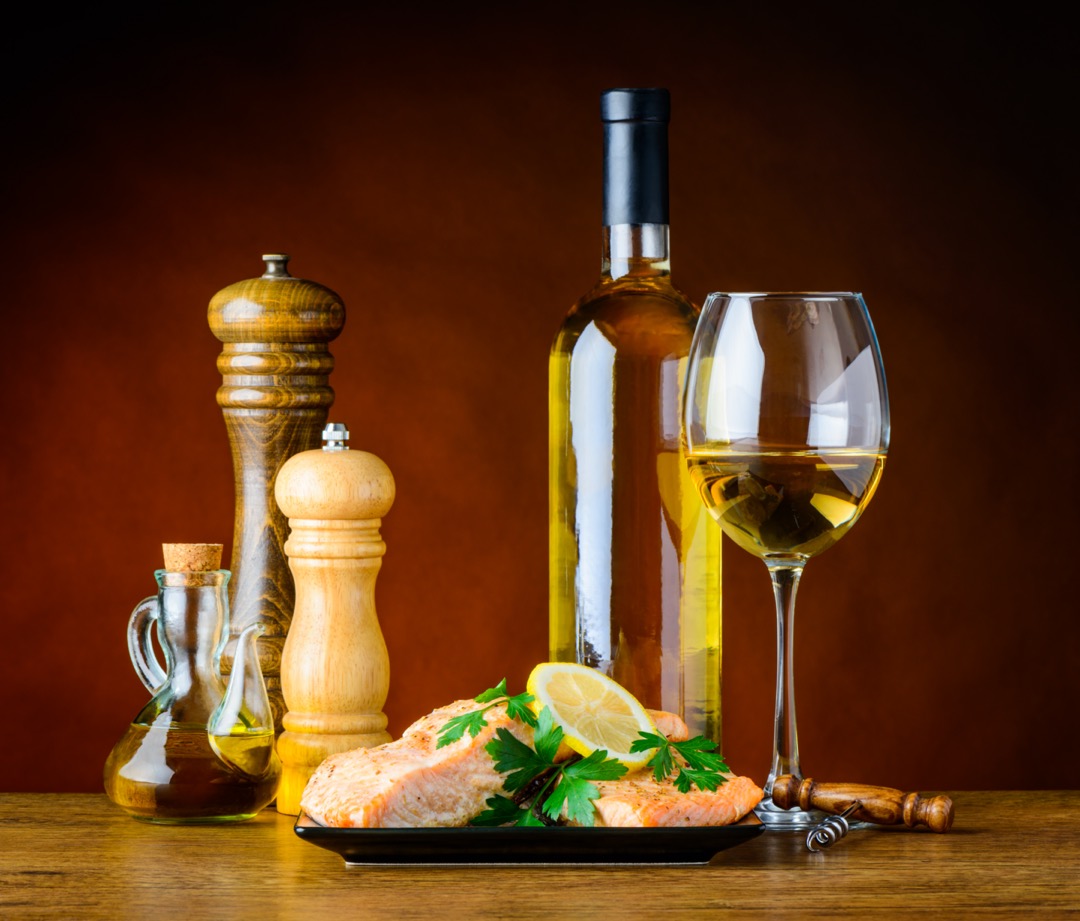 Vin blanc avec poisson cuit et épices.